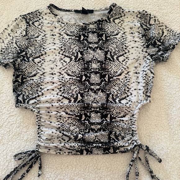 Forever 21 Women's Black and Cream Crop-top size small - Picture 4 of 12